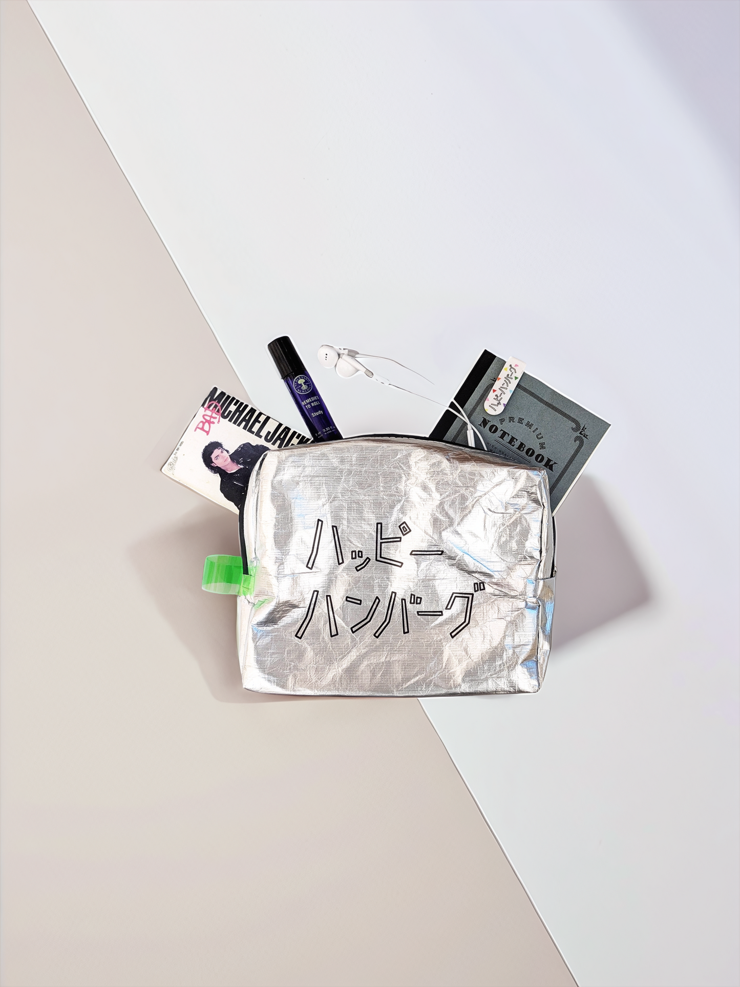 シルバータイベックポーチ